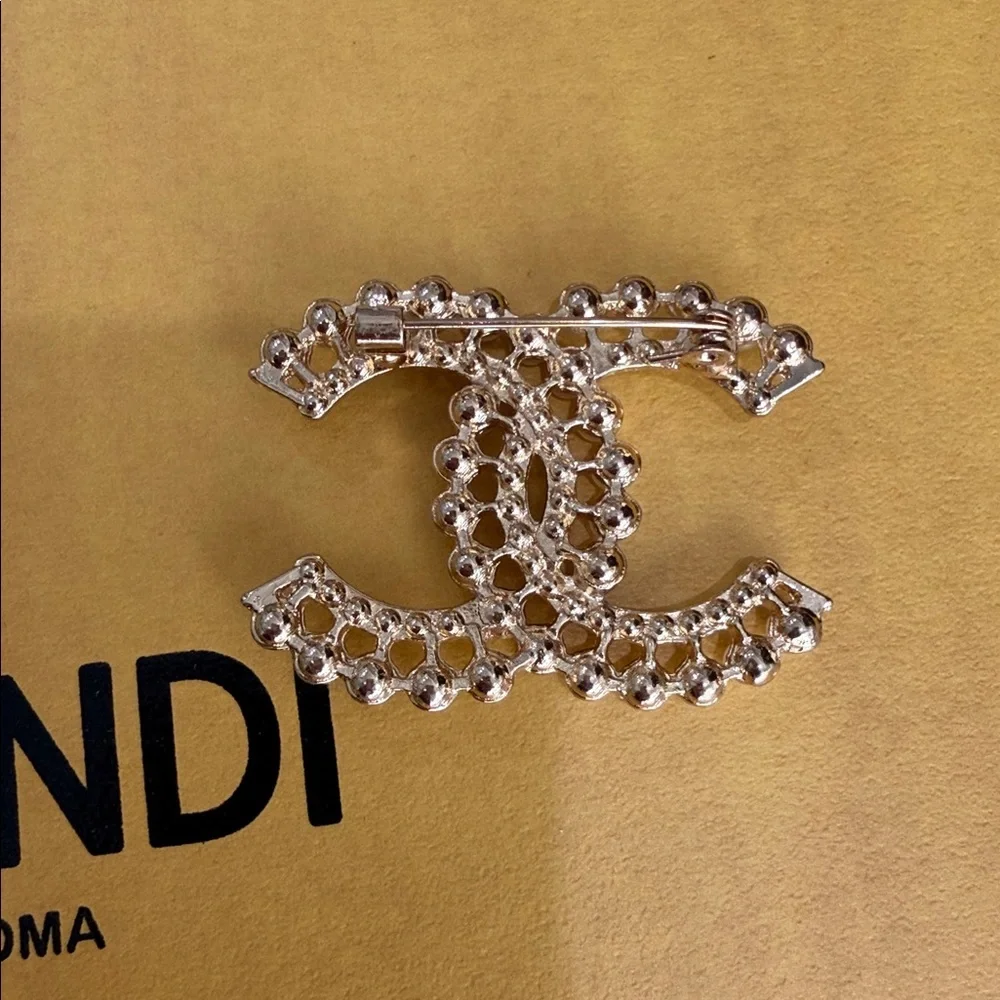 Logo brooch with pearls - Picture 4 of 5